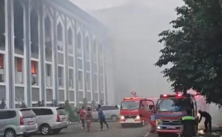 Gedung Rektorat UIN Jakarta terbakar, Senin (30/12/2024)