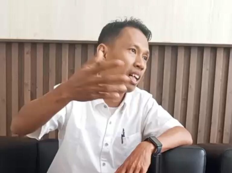 Pegawai Bagian Sumber Daya Air Dinas Sumber Daya Air, Bina Marga dan Bina Kontruksi Kota Tangsel Budi Raharjo saat menjelaskan proyek pembangunan long storage