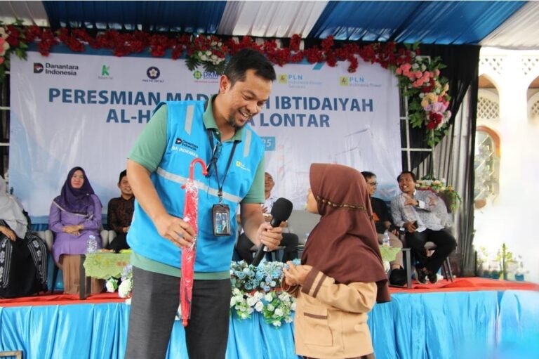 Rayakan momentum Hari Ulang Tahun Republik Indonesia ke-80, Sekolah MI Al-Husna di Desa Lontar akhirnya berdiri dengan suasana baru