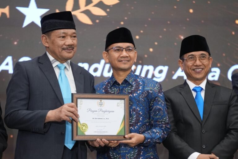 Ustadz Dr. Oni Sahroni, Lc., MA., meraih penghargaan BAZNAS Award 2025 untuk kategori Ulama Pendukung Zakat