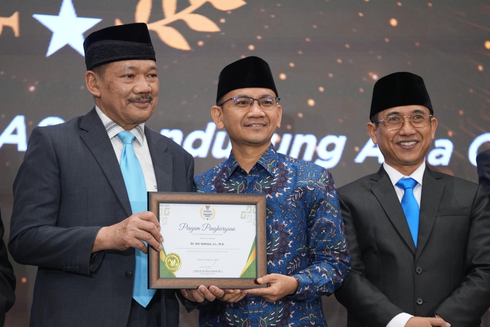 Ustadz Dr. Oni Sahroni, Lc., MA., meraih penghargaan BAZNAS Award 2025 untuk kategori Ulama Pendukung Zakat