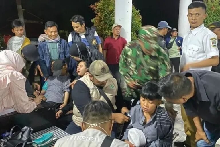 Petugas kesehatan sedang menangani para korban keracunan usai menyantap MBG di Cipongkor, Bandung Barat. Foto: dok. Polda Jabar
