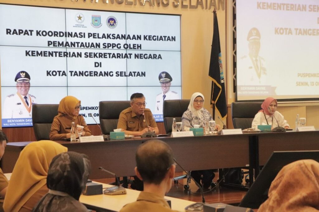 Sekda Kota Tangsel, Bambang Noertjahjo, saat mengikuti Rakor Pemantauan Program SPPG yang digelar Kemensetneg di Aula Blandongan, Puspemkot Tangsel, Senin (13/10/2025). (Foto: Dok. Kominfo & Humas Pemkot Tangsel)
