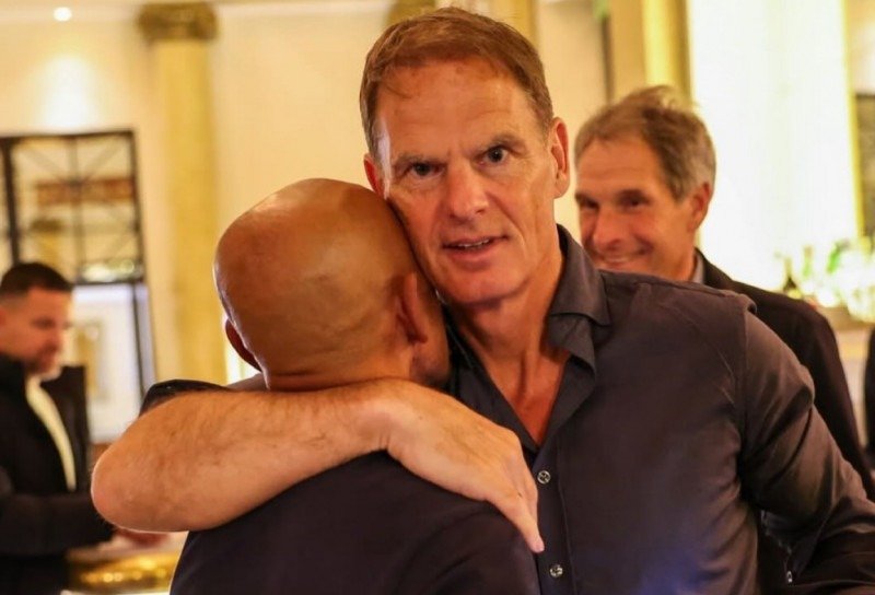 Kepala Pencari Bakat Timnas Indonesia Simon Tahamata Peluk Frank de Boer. Foto: Instagram @simon_tahamata_