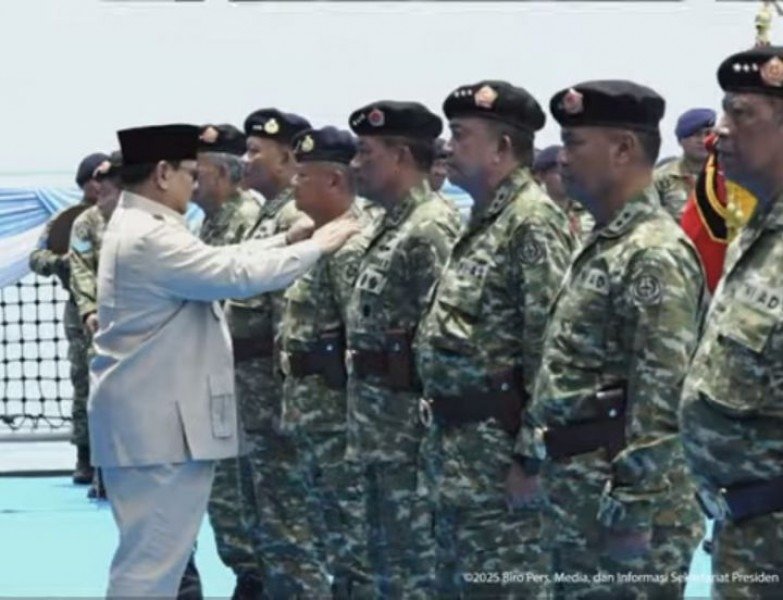 Presiden Prabowo Subianto memberikan kenaikan pangkat istimewa kepada 11 purnawirawan TNI. Foto: BPMI Setpres