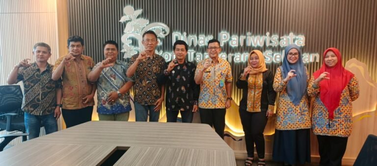 Dinas Pariwisata Kota Tangsel menerima kunjungan silaturahmi dari jajaran pengurus PWI Kota Tangerang Selatan, Kamis (9/10/2025).