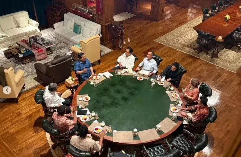 Presiden Prabowo Subianto menggelar pertemuan dengan Ketua MPR hingga Kepala BIN di kediamannya di Hambalang. Foto: Instagram/@sekretariat.kabinet
