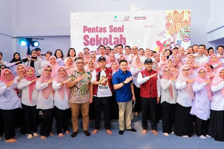 Sekda Kota Tangsel, Bambang Noertjahjo, saat mendampingi Menteri Sosial Saifullah Yusuf dan Sekretaris Kabinet Teddy Indra Wijaya meninjau Sekolah Rakyat Menengah Atas (SRMA) 33 Tangerang Selatan, Minggu (19/10/2025). (Foto: Dok. Kominfo & Humas Pemkot Tangsel)