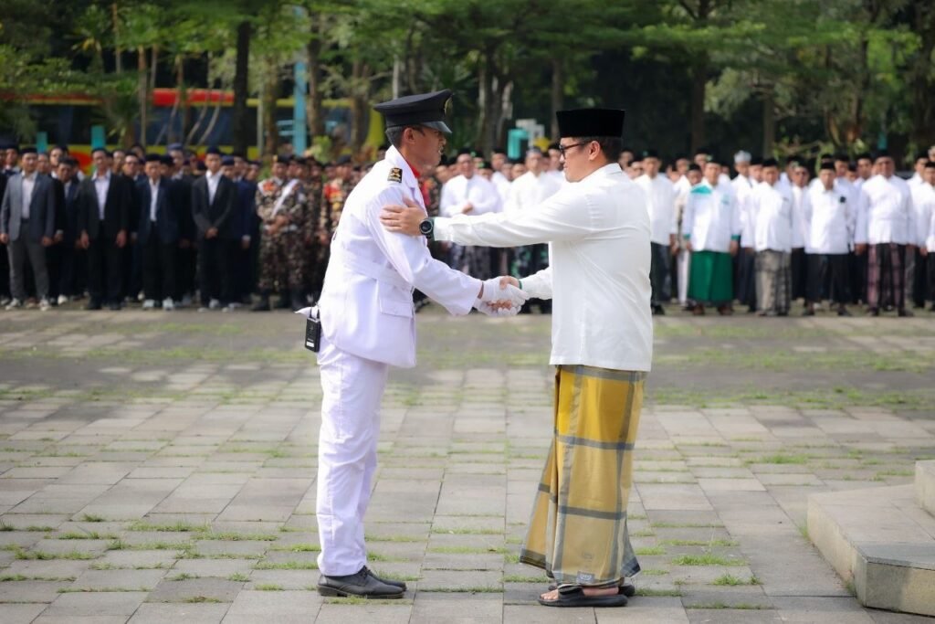 Wakil Wali Kota Tangsel, Pilar Saga Ichsan saat memimpin apel besar di lapangan utama dalam rangka perayaan Hari Santri Nasional 2025, Rabu (22/10/2025) (Foto: Dok. Kominfo & Humas Pemkot Tangsel)