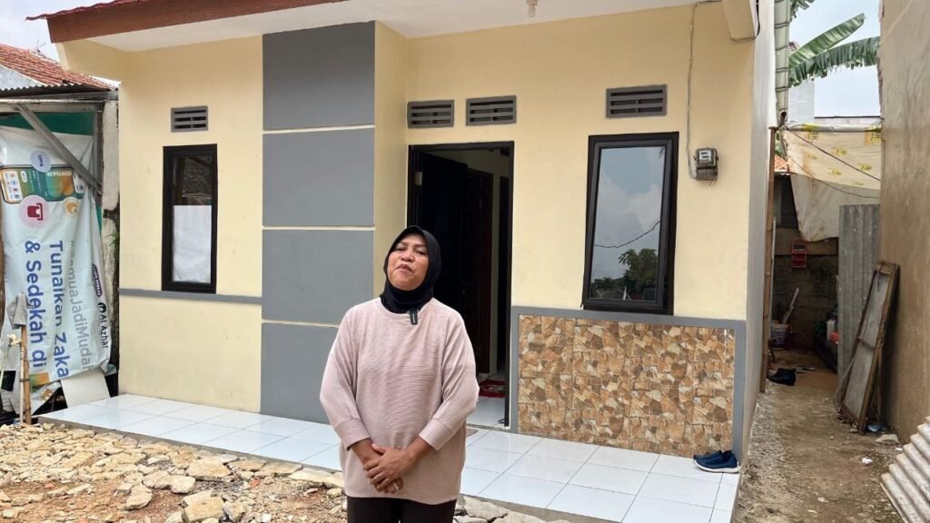 Asia, warga Jurang Mangu Barat, Kecamatan Pondok Aren, penerima manfaat dari program Bedah Rumah yang dibiayai dengan APBD Kota Tangsel tahun 2025. (Foto: Dok. Kominfo & Humas Pemkot Tangsel)