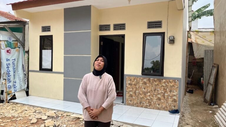 Asia, warga Jurang Mangu Barat, Kecamatan Pondok Aren, penerima manfaat dari program Bedah Rumah yang dibiayai dengan APBD Kota Tangsel tahun 2025. (Foto: Dok. Kominfo & Humas Pemkot Tangsel)