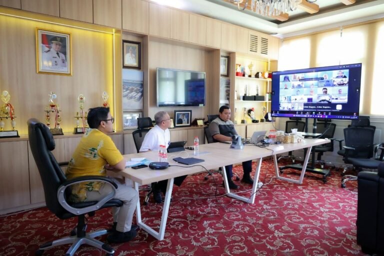 Wakil Wali Kota Tangsel Pilar Saga Ichsan, saat mengikuti Evaluasi Sistem Akuntabilitas Kinerja Instansi Pemerintah (SAKIP) 2025 oleh Kementerian PAN-RB, Jumat (24/10/2025). Evaluasi dilakukan secara daring melalui in-depth interview. (Foto: Dok. Kominfo & Humas Pemkot Tangsel)