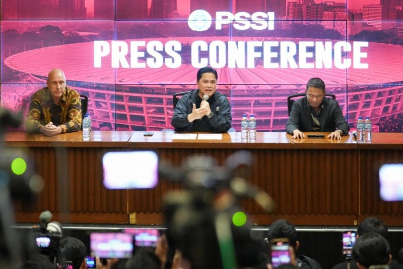 Ketua Umum PSSI, Erick Thohir di acara konferensi pers, Jumat (24/10/2025). Foto: PSSI
