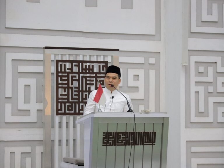 Kepala Diskominfo Tangsel, Tb. Asep Nurdin, saat menghadiri kegiatan Semangat Safari Sholat Subuh (S4) yang berkolaborasi dengan Safari Sabtu Subuh (S3) Forum Majelis Musyawarah Bersama (FMMB), di Masjid Al-I’tishom, Pusat Pemerintahan Kota Tangsel, Sabtu (25/10/2025). (Foto: Dok. Kominfo & Humas Pemkot Tangsel)