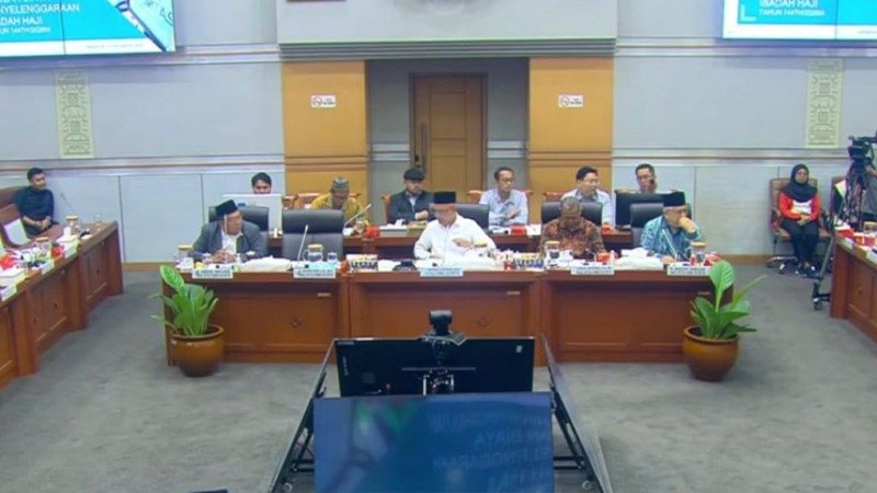 Komisi VIII DPR RI raker dengan Kementerian Haji dan Umrah. Foto: Youtube/DPR RI