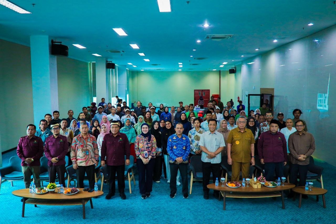 Wali Kota Benyamin Davnie, saat hadiri Serah Terima Bantuan Permodalan UMKM di Gedung Galeri Koperasi dan UKM, Lengkong Gudang, Serpong, Selasa (28/10/2025). (Foto: Dok. Kominfo & Humas Pemkot Tangsel)