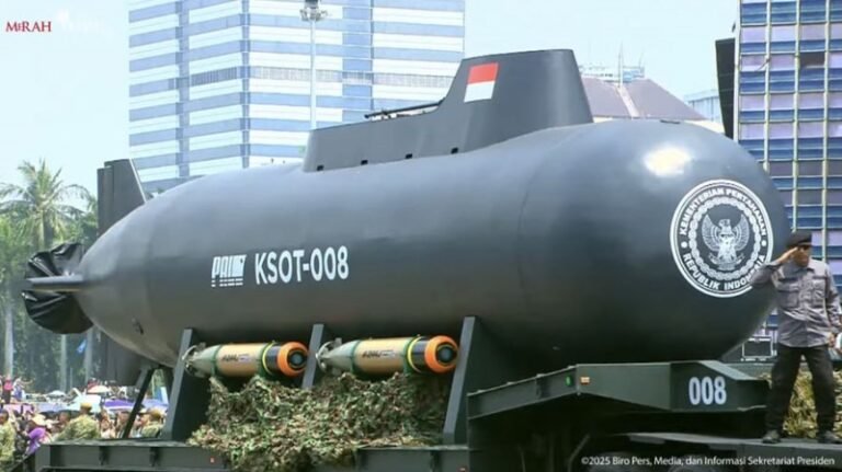Kapal selam tanpa awak atau KSOT-008 resmi diperkenalkan ke publik pada perayaan HUT ke-80 TNI. (Foto: Tangkapan Layar Youtube/Sekretariat Presiden)