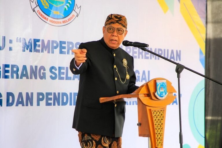 Wali Kota Tangsel Benyamin Davnie saat meresmikan Sekolah Ibu di Kelurahan Lengkong Wetan, Serpong, Rabu (26112025). (Foto Dok. Kominfo & Humas Pemkot Tangsel)