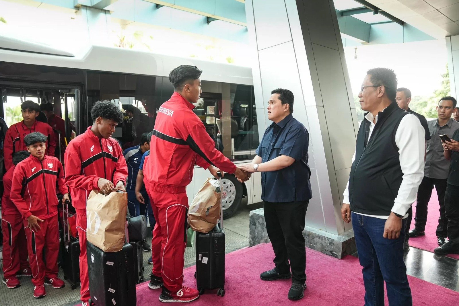 Ketua Umum PSSI, Erick Thohir, saat menyambut pemain Timnas Indonesia U-17 yang pulang dari Piala Dunia U-17 di Bandar Udara Soekarno-Hatta, Cengkareng, Kamis (13/11/2025). (X/Erick Thohir)