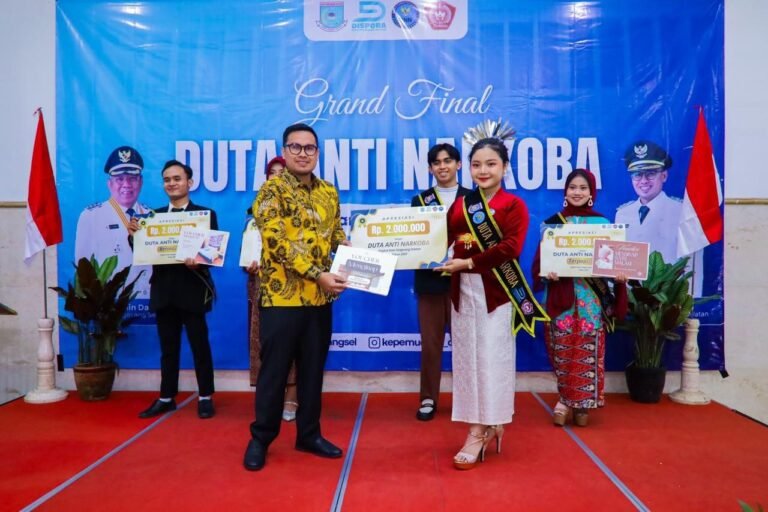 Wakil Wali Kota Tangsel Pilar Saga Ichsan menutup Grand Final Duta Anti Narkoba 2025 dan mengajak generasi muda menjadi garda terdepan memerangi penyalahgunaan narkotika, Jumat (14/11/2025). (Foto: Dok. Kominfo & Humas Pemkot Tangsel)