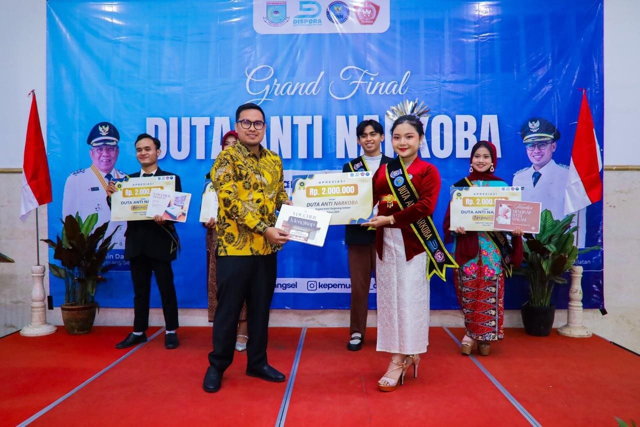 Wakil Wali Kota Tangsel Pilar Saga Ichsan menutup Grand Final Duta Anti Narkoba 2025 dan mengajak generasi muda menjadi garda terdepan memerangi penyalahgunaan narkotika, Jumat (14/11/2025). (Foto: Dok. Kominfo & Humas Pemkot Tangsel)
