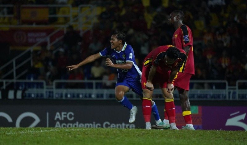 Adam Alis membobol gawang Selangor FC. (Foto: Dok. Persib)