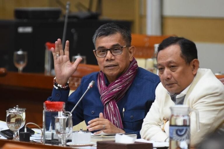 Anggota Komisi III DPR RI Hinca Pandjaitan saat mengikuti RDP Komisi III bersama Wakapolri, Plt. Wakil Jaksa Agung, dan Plt. Kepala Badan Pengawas MA di Kompleks Parlemen, Senayan, Jakarta, Selasa (18/11/2025). Foto: Dep/vel