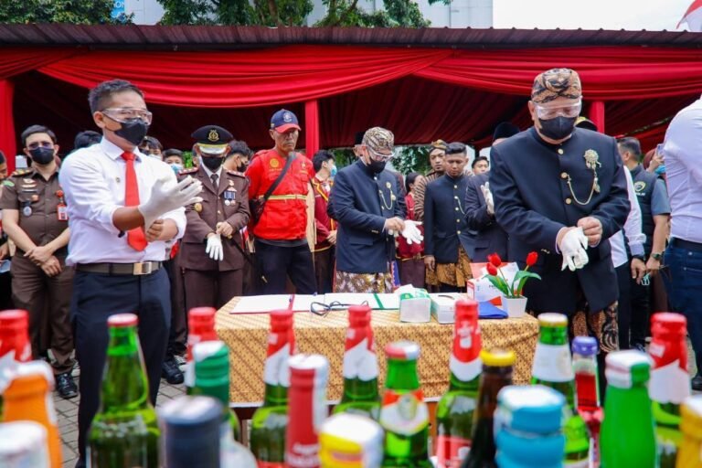 Pemusnahan miras berlangsung di halaman Kantor Disdukcapil, Kecamatan Setu pada Rabu (26/11/2025), (foto: Dok. Humas Tangsel)