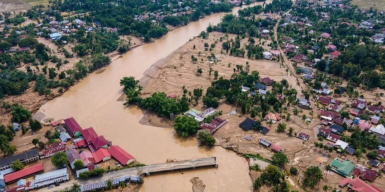 Ilustrasi Banjir Sumatera 2025. Foto: Istimewa/portonews.com