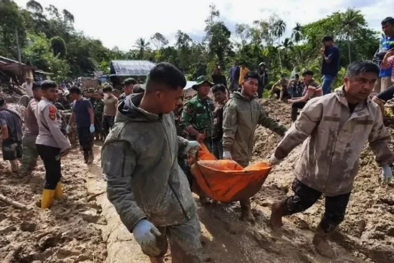 Evakuasi korban meninggal dunia akibat bencana Sumatra. Foto: Dok. Istimewa