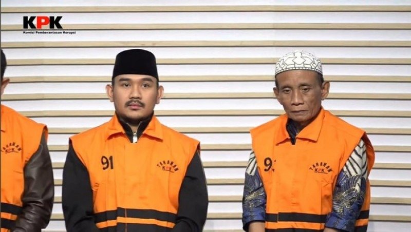 Bupati Bekasi nonaktif, Ade Kuswara Kunang bersama ayahnya HM Kunang. Foto: YouTube KPK