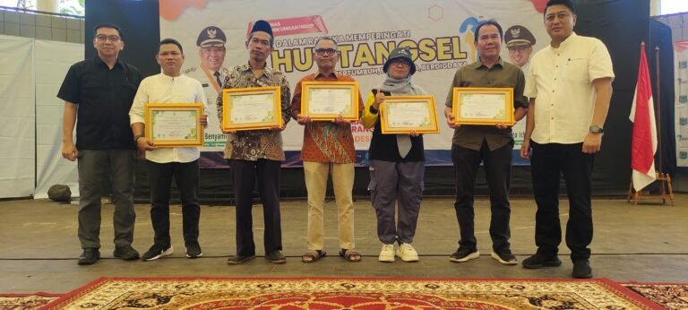 DLH Kota Tangsel memberikan penghargaan kepada berbagai pihak atas kontribusinya terhadap pelestarian lingkungan. Berlangsung di Teater, Jaletreng, Serpong, Jumat (12/12/2025)