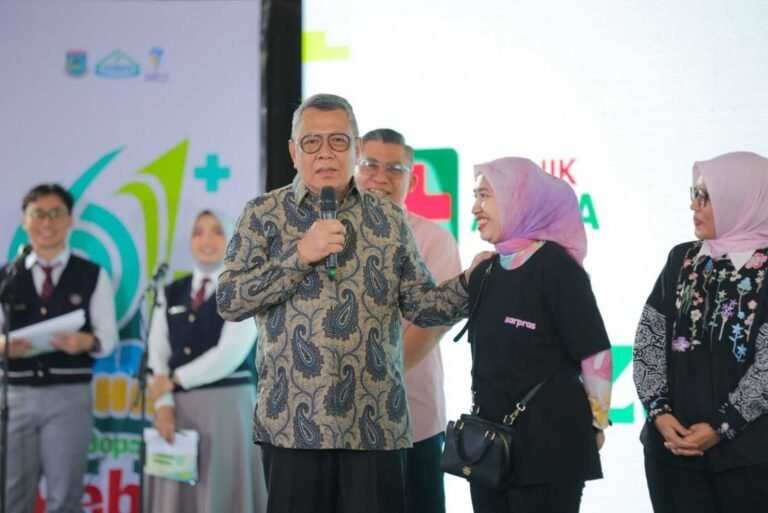 Wali Kota Tangerang Selatan (Tangsel) Benyamin Davnie meresmikan program layanan kesehatan Ngider Sehat Premium. (Dok. Kominfo & Humas Pemkot Tangsel)