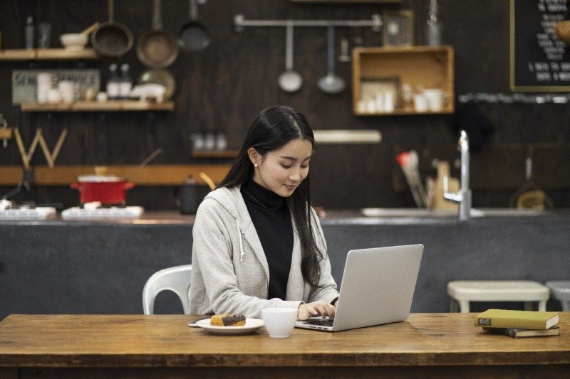 Illustrasi: Asian woman working in a cafe (Sumber: Freepik)