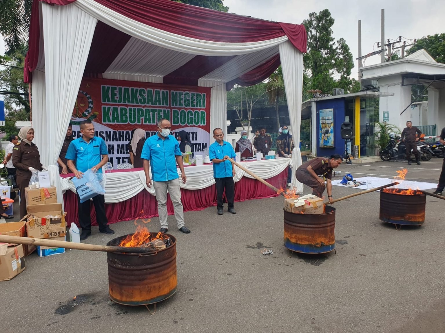 Kejaksaan Negeri (Kejari) Kabupaten Bogor memusnahkan barang bukti dari sekitar 100 perkara pidana yang telah berkekuatan hukum tetap (inkrah), Selasa (23/12/2025)