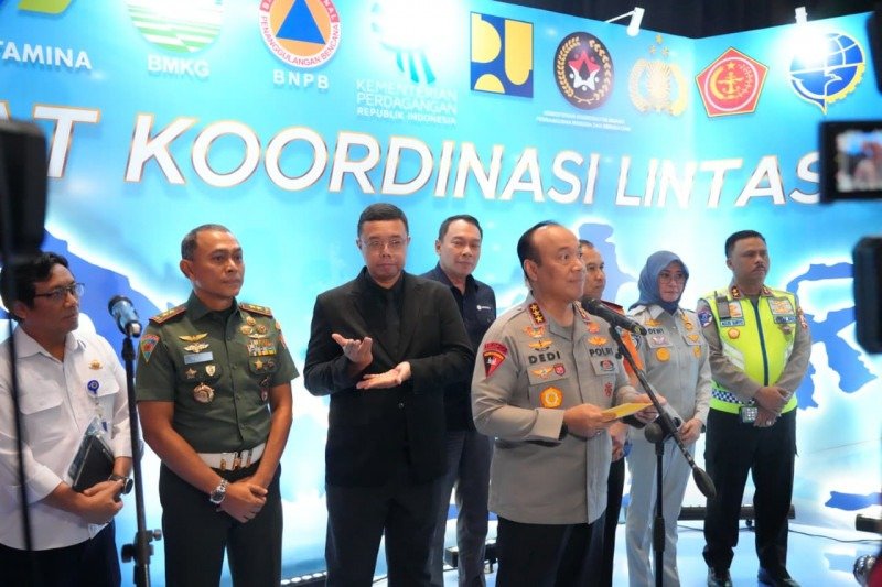 Wakapolri Komjen Pol. Dedi Prasetyo (tengah) memberikan keterangan pers usai rakor lintas sektoral bidang operasional tahun 2025. Foto: tribratanews.polri.go.id