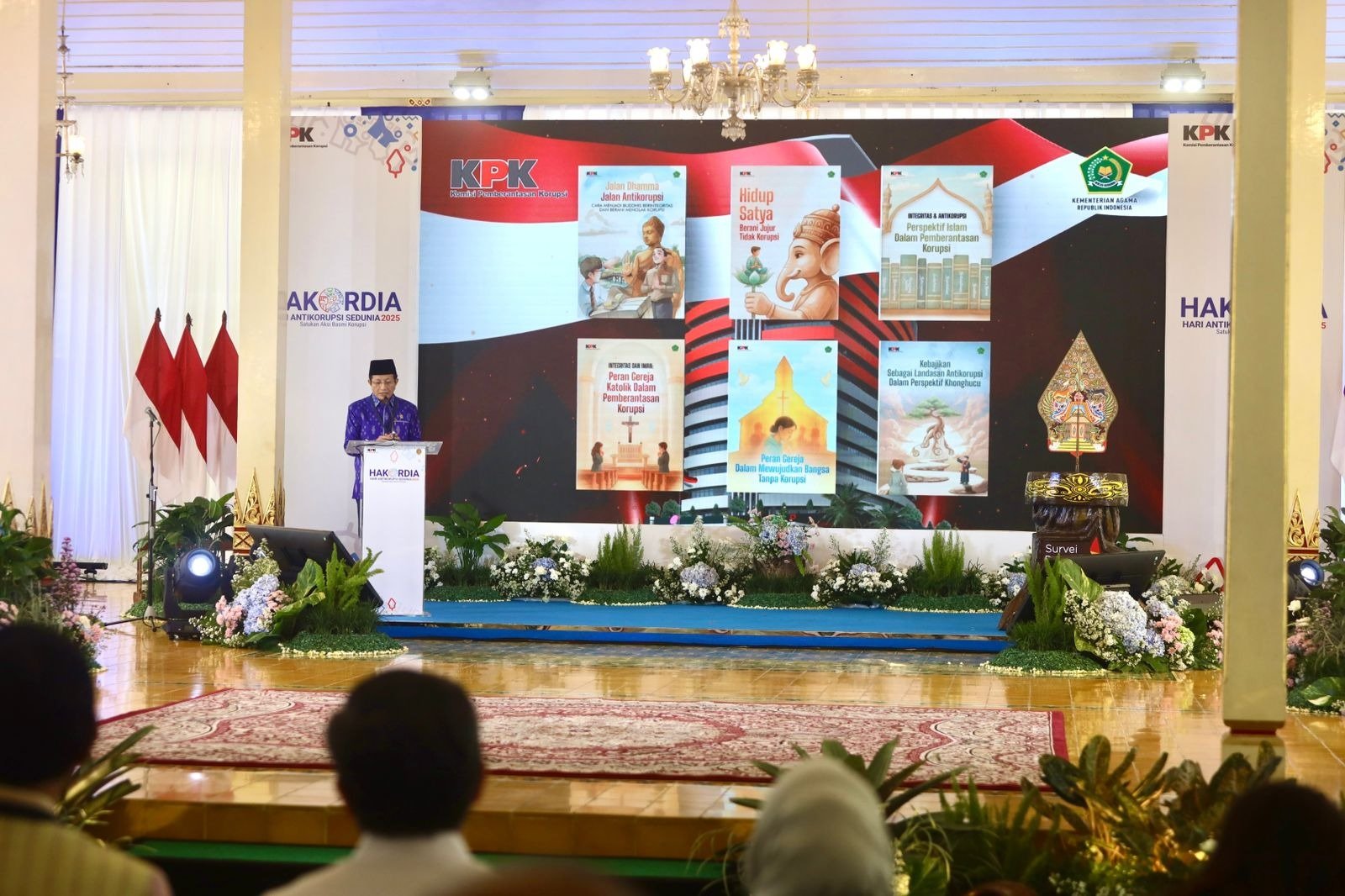 Menag Nasaruddin Umar menerima penghargaan dari KPK pada HAKORDIA 2025, Selasa (9/12/2025). Foto: kemenag.go.id