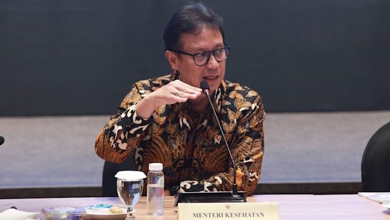 Menkes Budi Gunadi Sadikin usai Rakor Penanggulangan KLB pada Program MBG di Kemenkes, Kamis (2/10/2025). (Bloomberg Technoz/Andrean Kristianto)