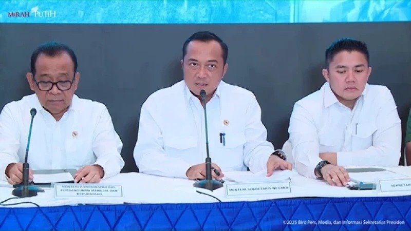 Mensesneg Prasetyo Hadi (tengah). Foto: Youtube/Sekretariat Presiden