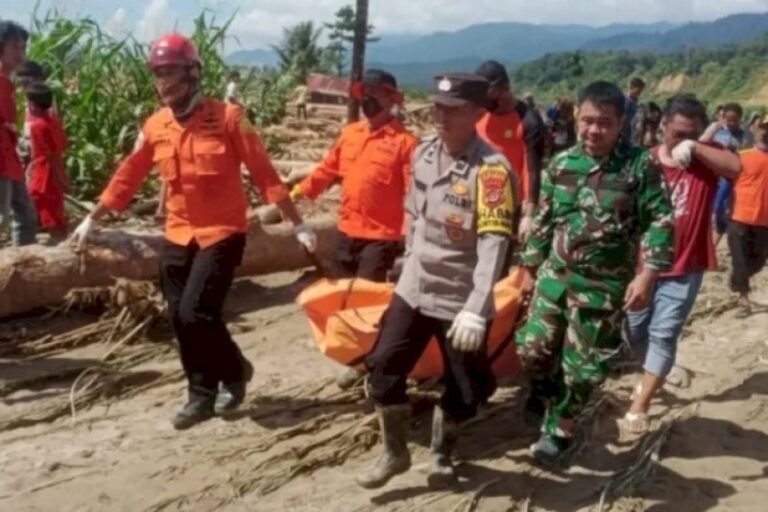 Petugas Basarnas bersama TNI-Polri mengevakuasi korban banjir Sumatera. Foto: Basarnas