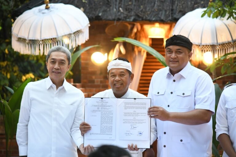 Pemerintah Provinsi Jawa Barat bersama Pemerintah Kabupaten dan Kota Bogor menandatangani Nota Kesepahaman (MoU) percepatan teknologi pengolahan sampah menjadi energi listrik, Rabu (3/12/2025) di Lembur Pakuan, Subang. Foto: Diskominfo Kab. Bogor