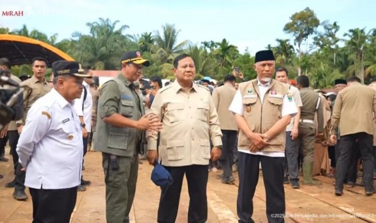 Presiden Prabowo Subianto ketika mengunjungi lokasi pengungsi di Agam. Foto: Tangkapan layar YouTube Sekretariat Presiden