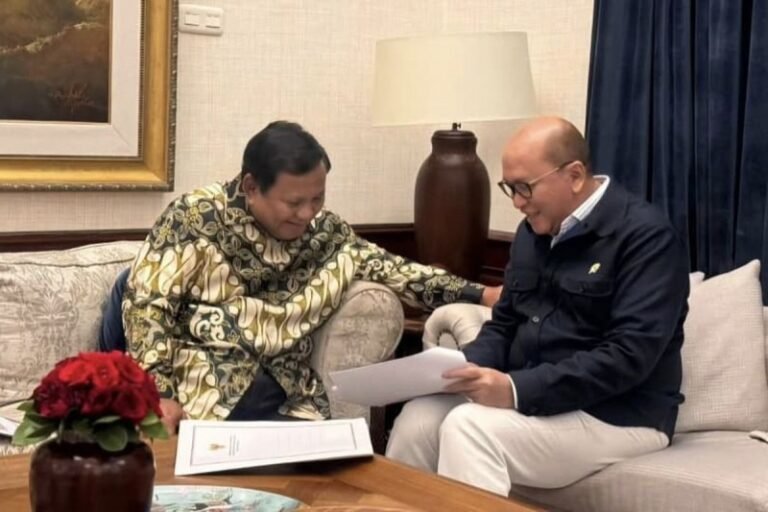 Presiden Prabowo Subianto menerima Menteri Investasi dan Hilirisasi sekaligus CEO Danantara Rosan Roeslani di kediaman Kertanegara. Foto: Instagram @Sekretariat.kabinet
