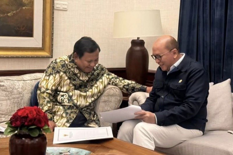 Presiden Prabowo Subianto menerima Menteri Investasi dan Hilirisasi sekaligus CEO Danantara Rosan Roeslani di kediaman Kertanegara. Foto: Instagram @Sekretariat.kabinet