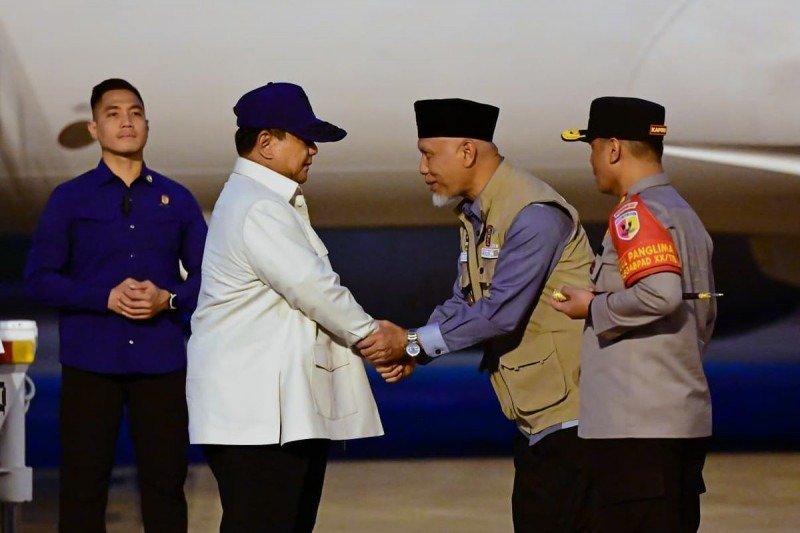 Presiden RI Prabowo Subianto disambut Gubernur Sumbar Mahyeldi dan Kapolda Sumbar Irjen Gatot Tri Suryanta di Bandara Internasional Minangkabau. Foto: Sekretariat Presiden RI