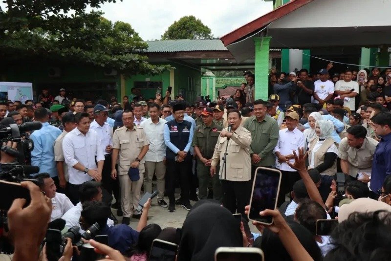 Presiden Prabowo Subianto meninjau lokasi pengungsian di MTs 1 Langkat, Tanjung Pura, Kabupaten Langkat, Sumut, Sabtu (13/12/2025). Foto: BNPB
