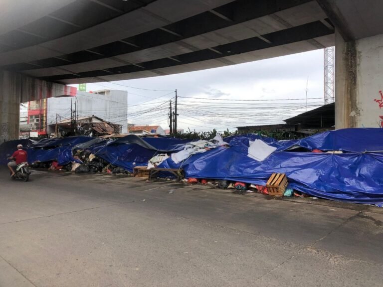 Tumpukan sampah di ruang publik Kota Tangerang Selatan kembali memantik perhatian. Pemkot Tangsel melakukan langkah darurat sambil menyiapkan pembenahan di TPA Cipeucang. (Foto: Dok. Kominfo & Humas Pemkot Tangsel)