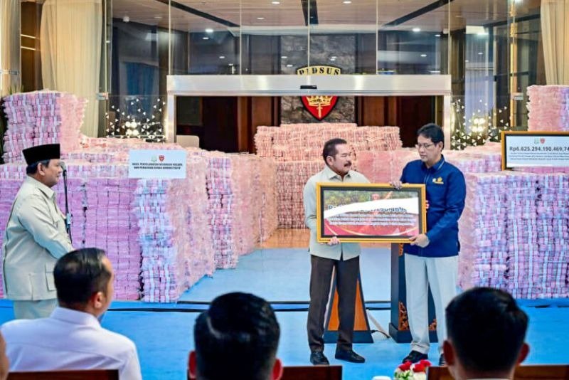 Presiden Prabowo Subianto menyaksikan penyerahan laporan capaian hasil Satuan Tugas Penertiban Kawasan Hutan (Satgas PKH) dan penyelamatan keuangan negara tahun 2025 yang digelar di Gedung Utama Kompleks Kejaksaan Agung Republik Indonesia, Jakarta, pada Rabu (24/12/2025). (Foto: Setpres)