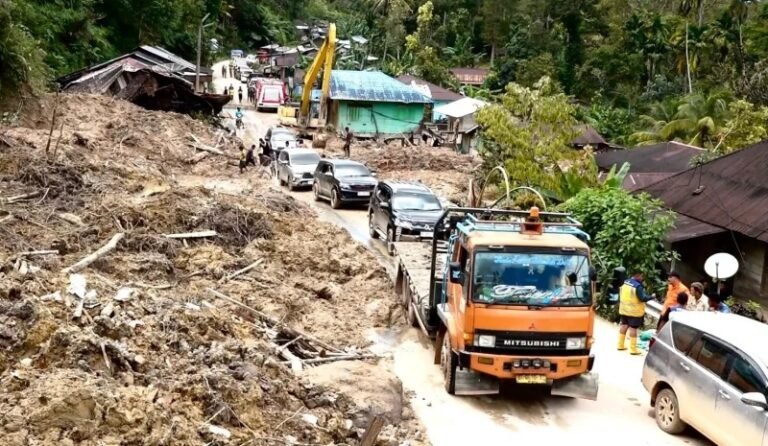 Sejumlah kendaraan melintas di jalur Tarutung-Sibolga, Dusun Sibalanga, Desa Sibalanga, Kecamatan Adiankoting, Tapanuli Selatan, Senin (1/12/2025). Foto: Bidang Komunikas