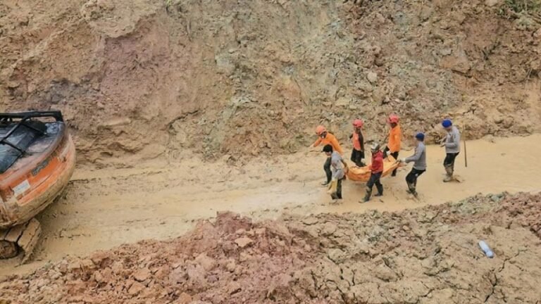 Tim SAR mengangkat jenazah korban longsor di Tapanuli Utara, Sumut. Foto: Basarnas